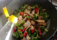 回锅肉的正确做法步骤,肥而不腻，香气扑鼻，家常美味教程